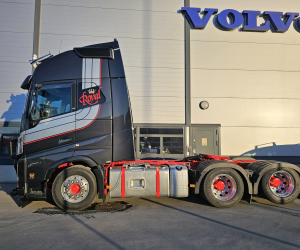 Trucknor // x2 Volvo FH16 Royal 12.23
